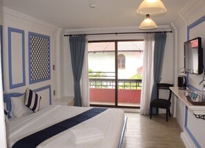 Deluxe King Room | Pillowtop beds, in-room safe, free WiFi, bed sheets - Kudos Boutique Hotel (Pattaya)