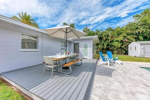 Outdoor dining - Hav'Anna Holiday: 2 Blocks to Beach! North End! Private Pool by Anna Maria Life Vacation Rentals (Anna Maria)