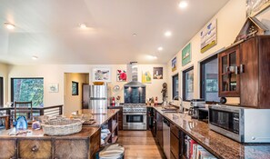 Réfrigérateur, four à micro-ondes, un four, surface de cuisson