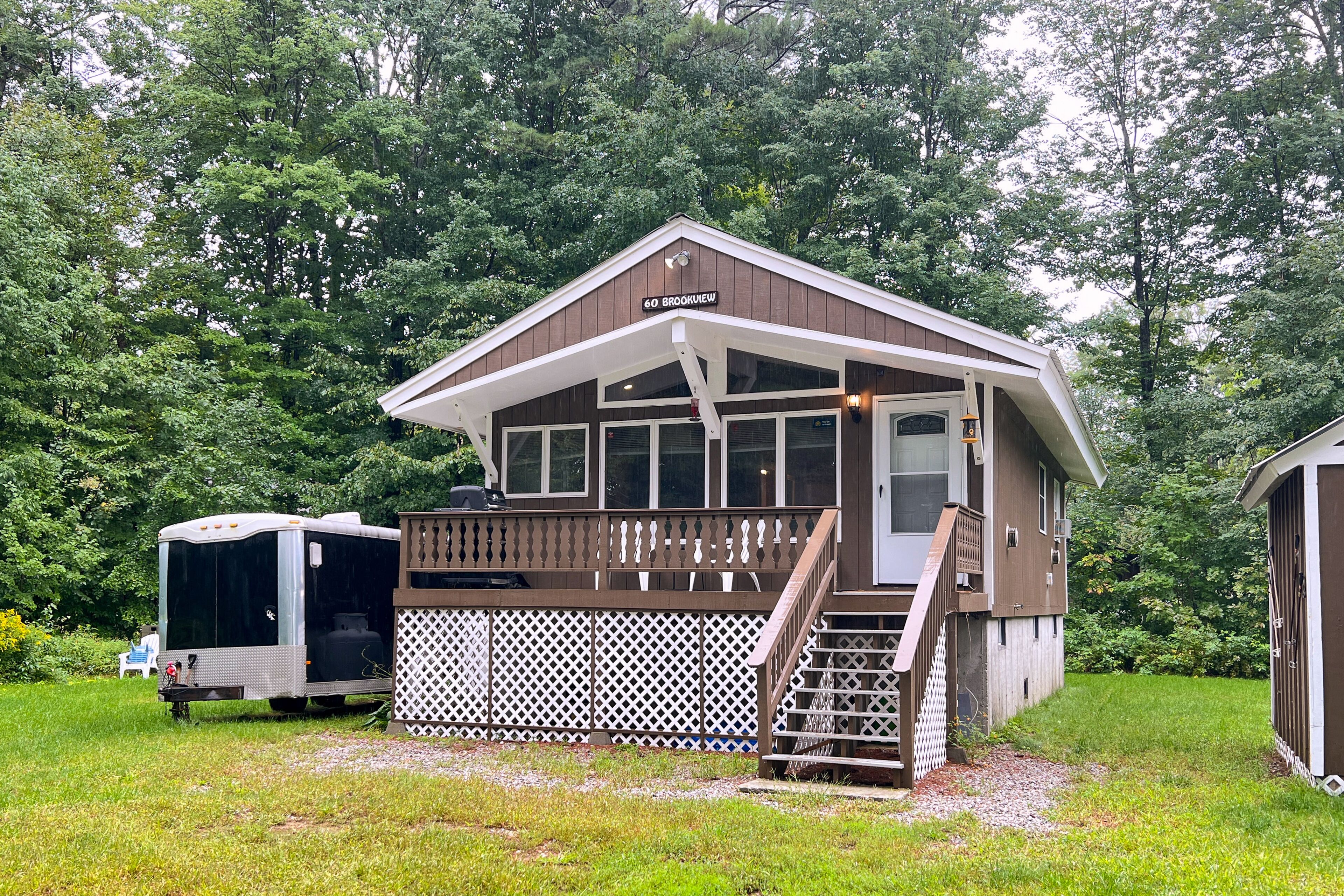 Cozy cabin with deck, grill, & washer/dryer - close to skiing/river/hiking