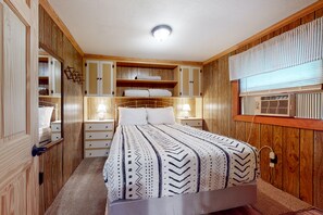 2 bedrooms, internet, bed sheets