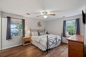 3 habitaciones, tabla de planchar con plancha, wifi y ropa de cama 
