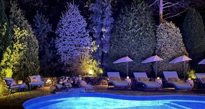 Glamorous Cabana: Poolside by day; Excellent Dining by night - perfect romantic getaway!