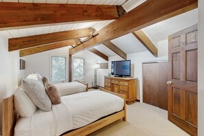 4 bedrooms, iron/ironing board, Internet, bed sheets