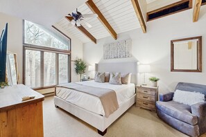 4 bedrooms, iron/ironing board, internet, bed sheets