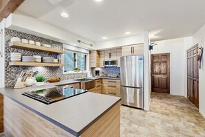 Frigorifero, microonde, forno, piano cottura