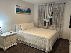 Premier Suite | Premium bedding, free WiFi, bed sheets - Newport Bay Motel (Newport)