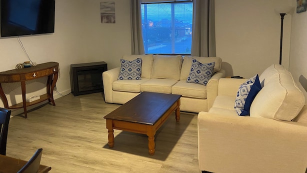 Grand Suite | Living area | 55-inch Smart TV with digital channels, TV, Hulu - Newport Bay Motel (Newport)
