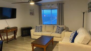 Grand Suite | Living area | 55-inch Smart TV with digital channels, TV, Hulu