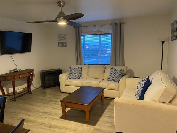 Suite Grand | Área de sala de estar | Smart TV de 55 pulgadas con canales digitales, televisión y Hulu