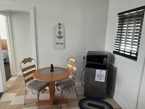 Suite Premier | Área de sala de estar | Smart TV de 55 pulgadas con canales digitales, televisión y Hulu 