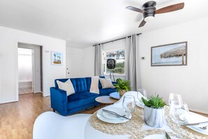 TV - Dog-friendly condo with an ocean view, balcony & pool - beach across the street (San Clemente)