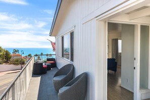 Terrace/patio - Dog-friendly condo with an ocean view, balcony & pool - beach across the street (San Clemente)