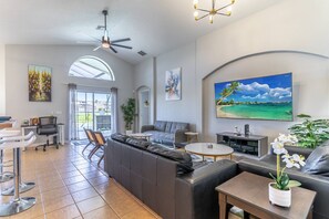 Tv, dvd-afspiller, bordfodbold