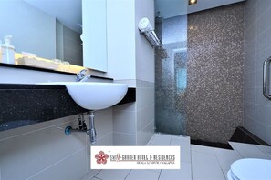 Combined shower/tub, bidet - AMAZINGGGG (Kuala Lumpur)