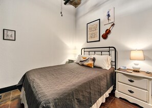 2 slaapkamers, een bureau, een strijkplank/strijkijzer, reisbedje