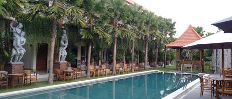 Piscine intérieure, piscine extérieure