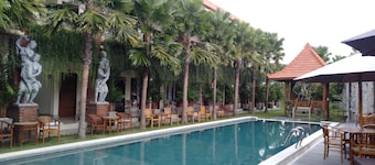 Suspicious Deluxe Double Room @ North Wing Canggu Resort