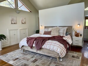 3 habitaciones, tabla de planchar con plancha, wifi y ropa de cama 