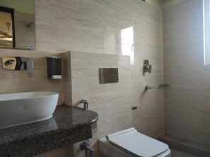 Habitación doble ejecutiva | Baño | Regadera, amenidades de baño gratuitas, toallas