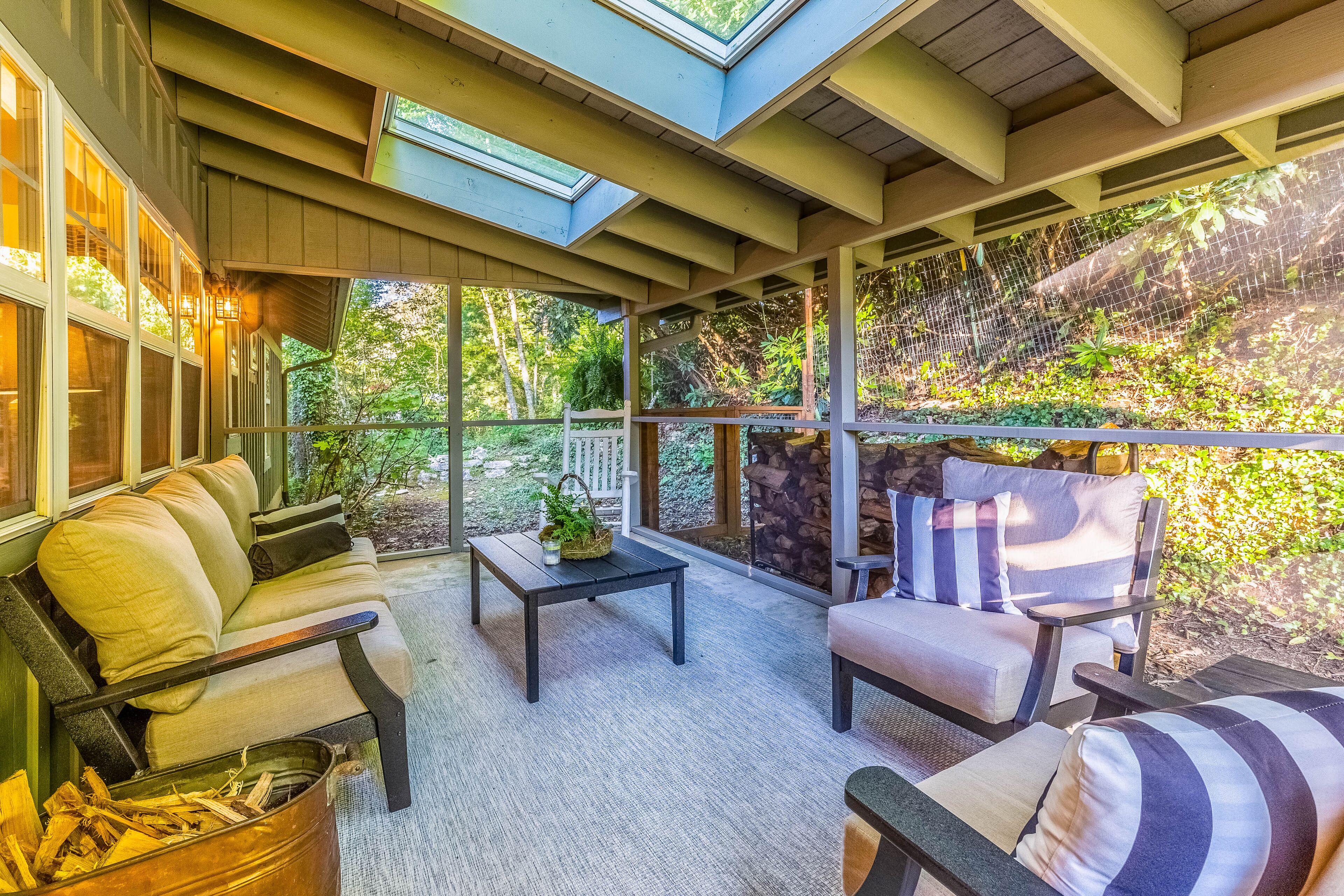 Televisie, een open haard en tafelvoetbal