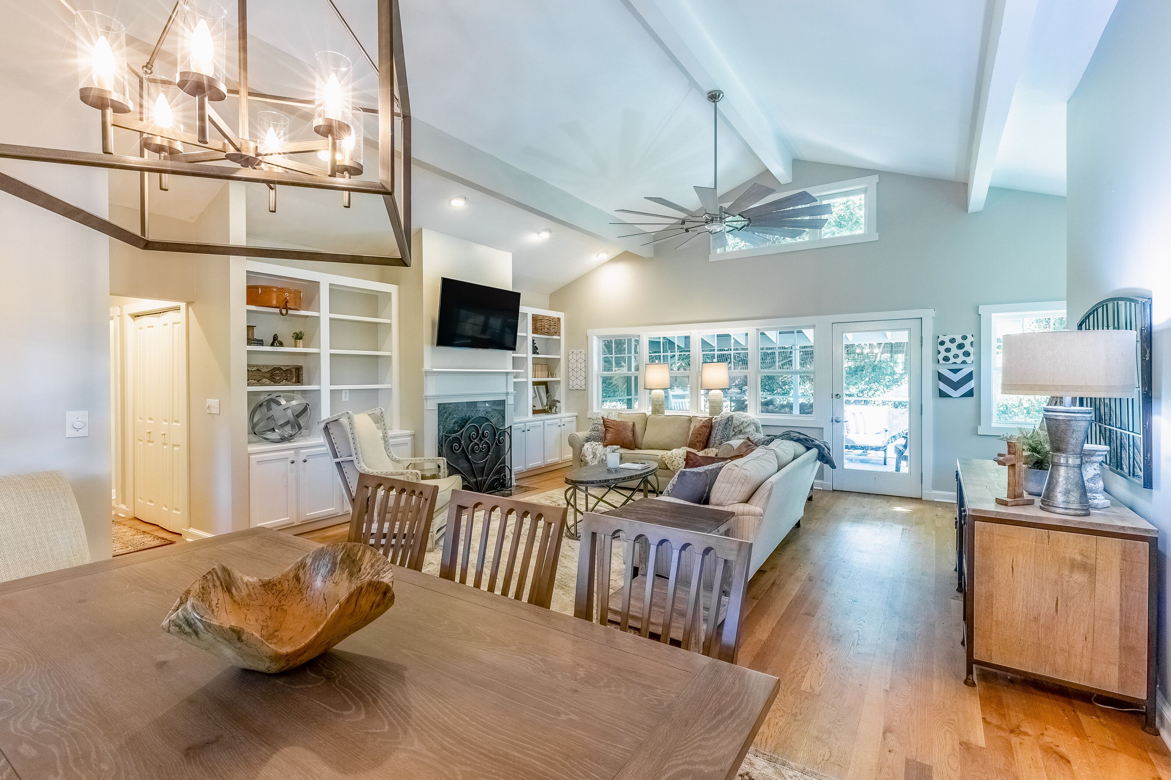 電視、壁爐、足球機