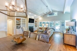 Televisio, takka, pöytäjalkapallopöytä