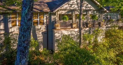 Dog-friendly cottage with a game room, washer/dryer, central AC, & gas fireplace