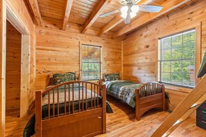 3 bedrooms, desk, WiFi, bed sheets
