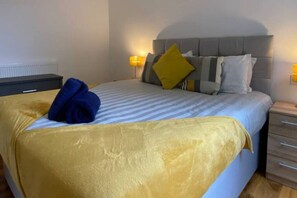 Escritorio, tabla de planchar con plancha, wifi gratis y ropa de cama