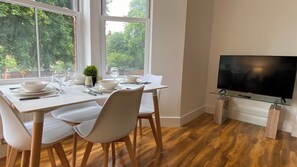 Dining - De Parys Premier Lodge 3 in Bedford (Bedford)