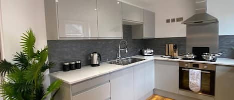 Een koelkast, een magnetron, een oven, een kookplaat