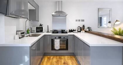 Spacious 2BR Bradford Home for 6