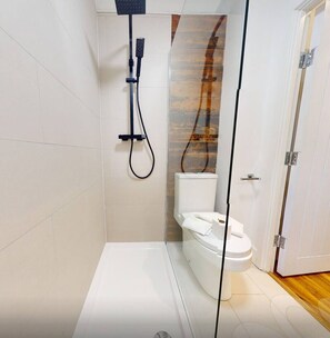 Articles de toilette gratuits, sèche-cheveux, serviettes fournies