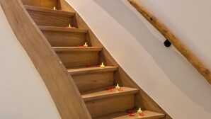 Eine hölzerne Treppe mit einer gebogenen Handlauf und einer weißen Wand.