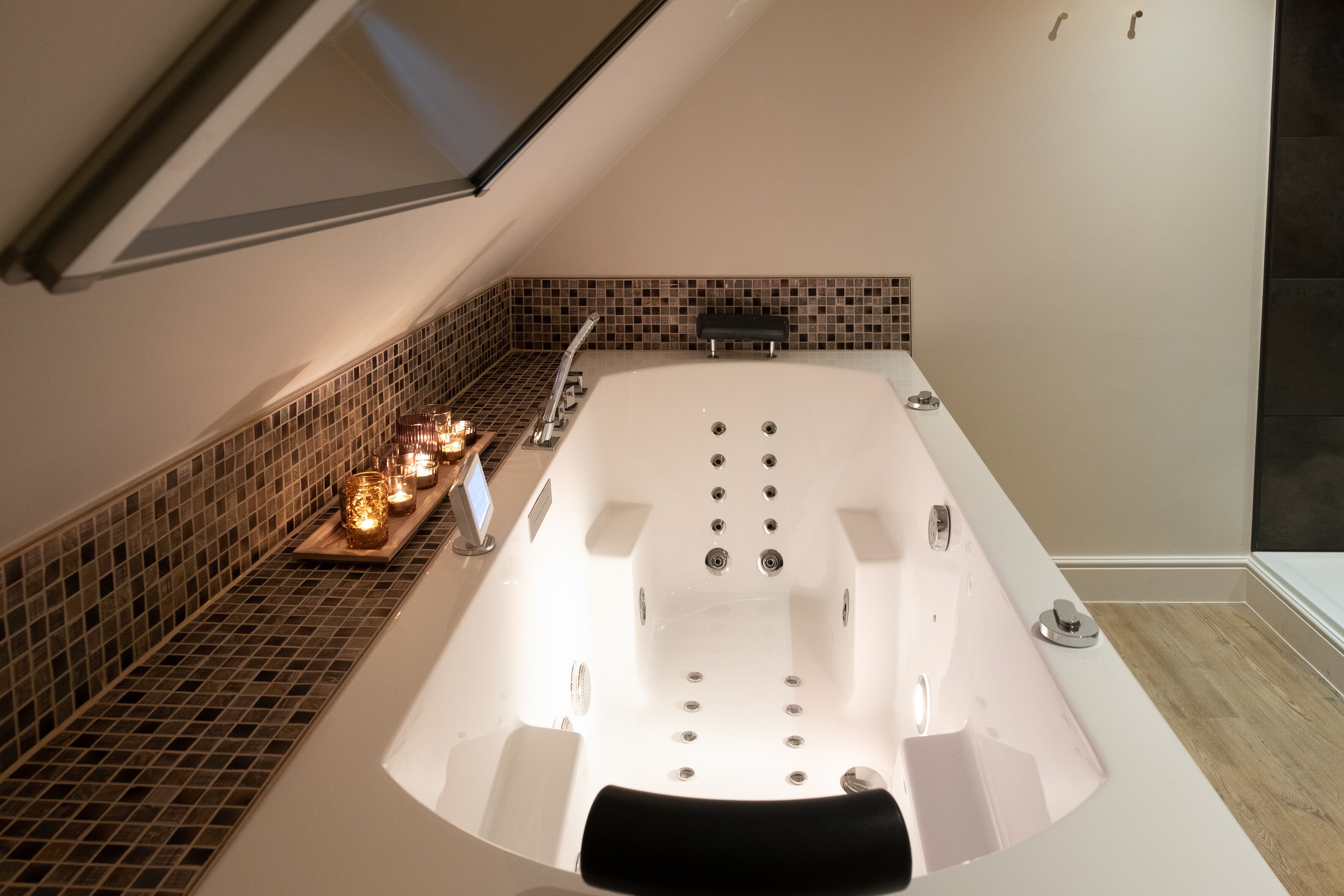 Regadera, tina de hidromasaje, secadora de cabello, toallas 