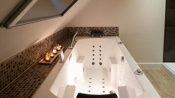 Een douche, een bubbelbad, een haardroger, handdoeken