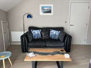 Smart-TV, Bücher, Stereoanlage