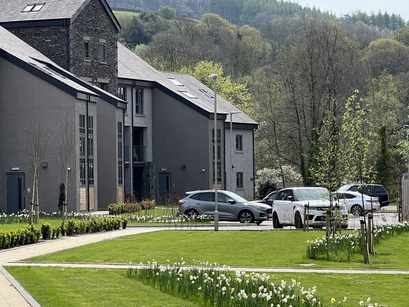 Exterior - River Vista Retreat: ⭐️⭐️ ~NEW~ Luxury Apart. with Views, Parking & Bike storage⭐️⭐️ (Backbarrow, Newby Bridge)