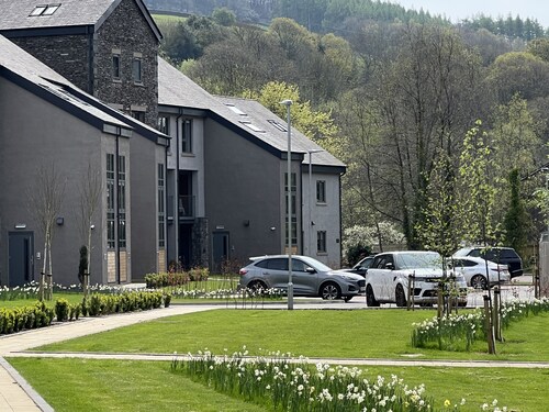 River Vista Retreat: ⭐️⭐️ ~NEW~ Luxury Apart. with Views, Parking & Bike storage⭐️⭐️