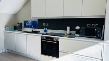 Een koelkast, een magnetron, een oven, een kookplaat