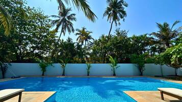 Alberca al aire libre, acceso de 08:00 a 19:00, y camastros