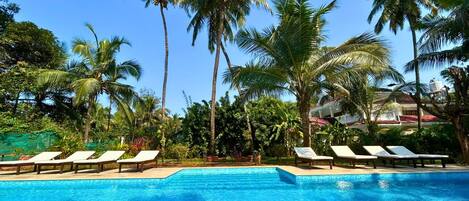 Piscine extérieure, chaises longues
