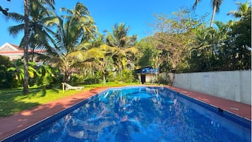Piscina externa, funciona das 8h às 19h, espreguiçadeiras