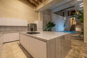 Réfrigérateur, micro-ondes, plaque de cuisson