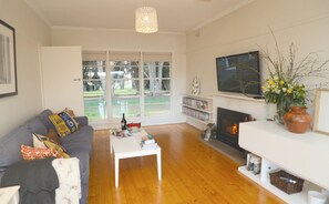 Smart TV y chimenea 