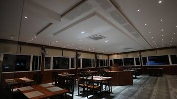 Desayuno con opciones de la cocina local incluido todos los días