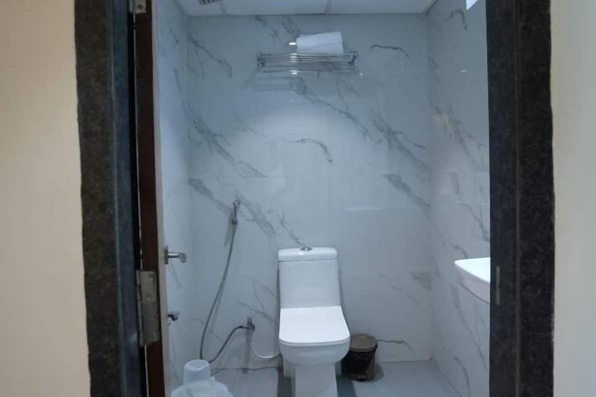 Bathroom | Shower, hydromassage showerhead, free toiletries, hair dryer