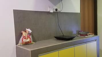 Réfrigérateur dans l'espace commun, micro-ondes dans l'espace commun