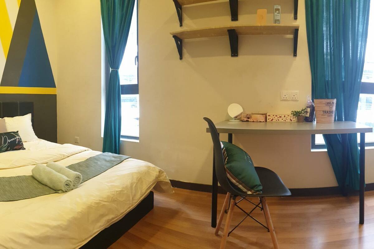 Camera (Industrial Suites | Type E2) | 1 camera, una scrivania, Wi-Fi gratuito, lenzuola
